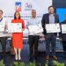 Elizabeth Mena, Erick Guzmán y otros directivos muestran las estampillas.