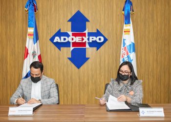 Elizabeth Mena y Juan Mustafá, firman el acuerdo.