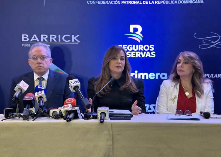 Ernesto Martínez, Laura Peña Izquierdo y Lissette Dumit.