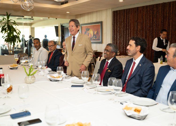 Fernando González interviene en acto Mancomunidad. Se observan, desde la derecha, Benjamín Valdez, gerente general Antillan; Marcos Peña, de la firma Jiménez Peña; Collins Holditch, cónsul de Canadá; Ramu Abbagani, embajador de la India; Pablo García, gerente del Scotiabank y Luis Jorge, ejecutivo de la naviera Ranick. - Fuente externa.