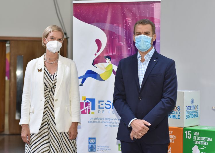 Inka Mattila, representante del PNUD, y Jake Kheel, presidente de EcoRed.