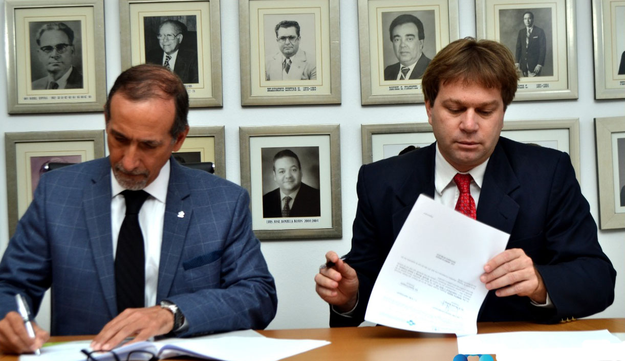 foto 1 ismael comprés y ricardo koenig, firman el acuerdo.