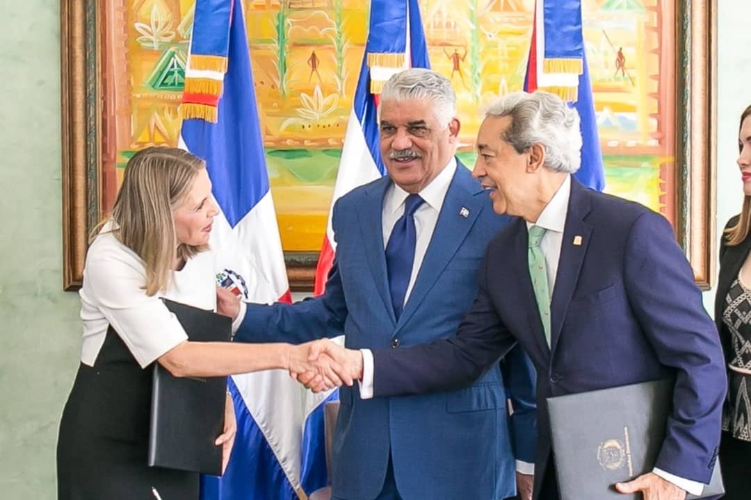 foto 1, luis concepción y clara reid, se saludan luego del acuerdo. observa, el canciller miguel vargas.