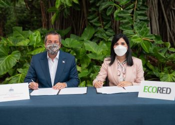 Mariel Bera y el ministro Jorge Orlando Mera, firma el acuerdo.