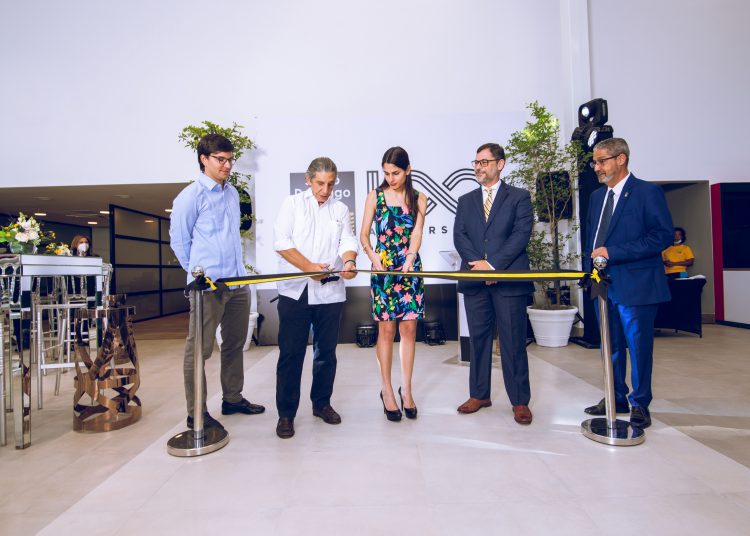 Miguel Barletta y otros ejecutivos de SDM cortan la cinta inaugural de la nueva sucursal.