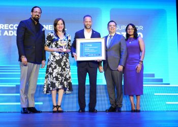 Momento en que el subdirector de Tecnología de la DGA, Daniel Peña, en representación del director de Aduanas, Eduardo Sanz Lovatón, recibe la certificación. Fuente externa.