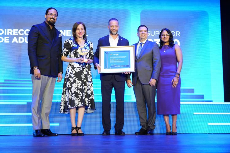 Momento en que el subdirector de Tecnología de la DGA, Daniel Peña, en representación del director de Aduanas, Eduardo Sanz Lovatón, recibe la certificación. Fuente externa.