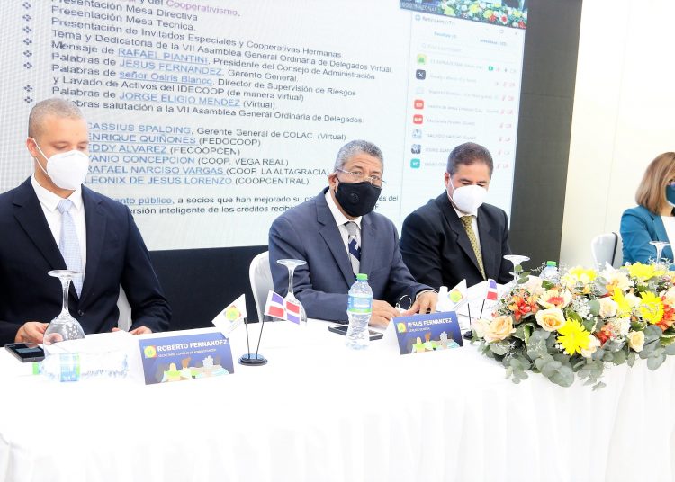 Roberto Fernández, secretario del consejo de administración de Coopnazonaf; Jesús Fernández, gerente general; Rafael Piantini, presidente, y Gloria Cepeda, presidenta del comité de vigilancia.