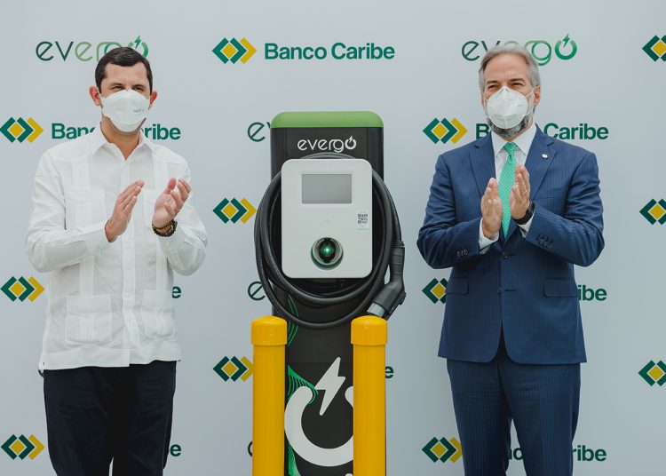 Roberto Herrera y Dennis Simó, en la estación de carga eléctrica vehicular.