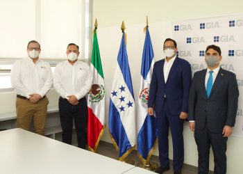 Sigmund Freund y Hostos Rizek en reunión con representantes de la Constructora