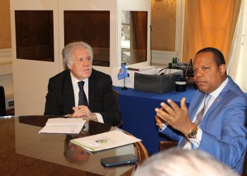 Secretario general de la OEA, Luis Almagro, y el director ejecutivo de Pro Consumidor, Eddy Alcántara. | Fuente externa.