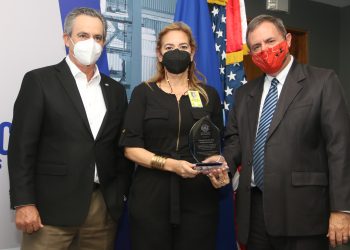 William Malamud entrega un reconocimiento a Eric B. Wolff y Sheila Díaz
