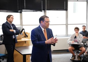 Yayo Sanz Lovatón durante el conversatorio con estudiantes de la Universidad George Washington.