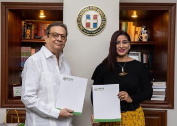 El rector Miguel Fiallo Calderón y Yenny Polanco Lovera.