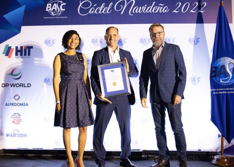 Adi Grimberg, de Security Force, recibe la certificación BASC.