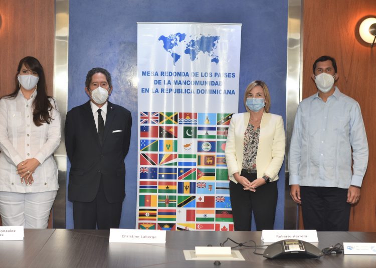 Angie Martínez, Fernando González, Christine Laberge y Roberto Herrera.