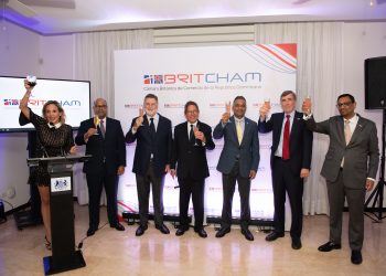 Brindis del ministro de la presidencia, Joel Santos y directivos de la Cámara Británica.