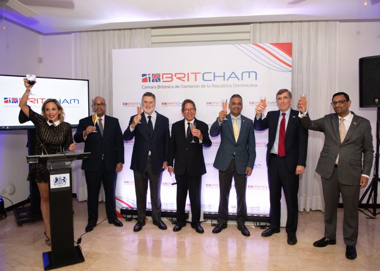 Brindis del ministro de la presidencia, Joel Santos y directivos de la Cámara Británica.