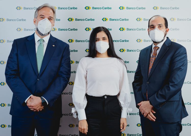 Dennis Simó Álvarez, Karina Vasquez y Ramón Estevez