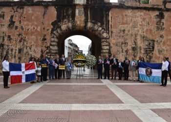 Directivos del Instituto Duartiano y de la filial de Newark del estado de Nueva Jersey, EE.UU, durante la ofrenda floral efectuada este miércoles en el Altar de la Patria.