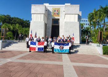 Directivos y miembros del Instituto Duartiano en la ofrenda floral. - Fuente externa.