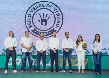 Ejecutivos de Banco Caribe reciben el Sello Verde de Verdad.