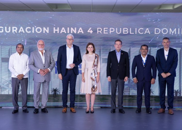 Ejecutivos de Fresenius Kabi MedTech junto a la vicepresidenta, Raquel Peña y el ministro de Industria, Comercio y Mipymes, Víctor Bisonó.
