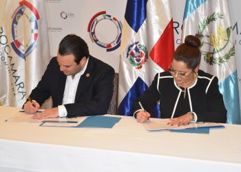 Firman el memorándum Luis Alfonso Bosch Chinchilla y Kathy Ann Grullón Aybar. | Fuente externa.