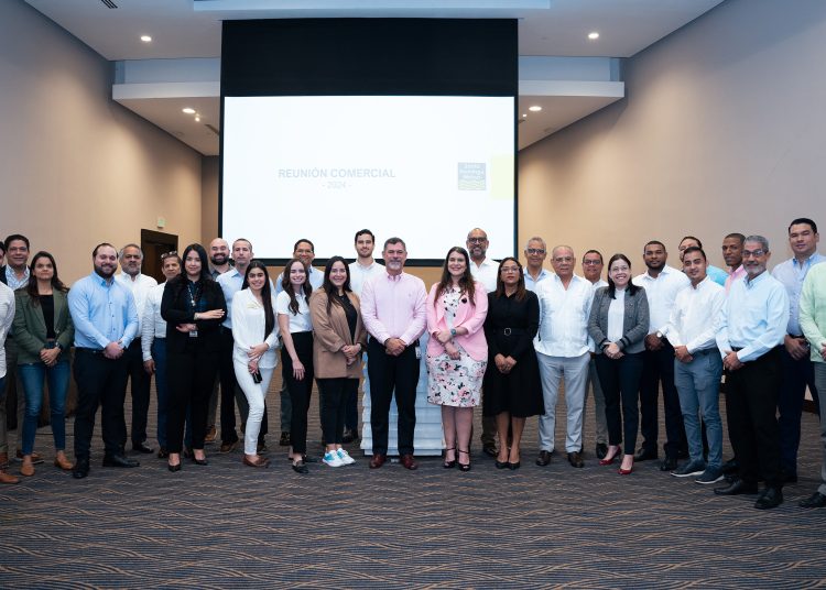 Ejecutivos de Santo Domingo Motors y representantes "dealers".