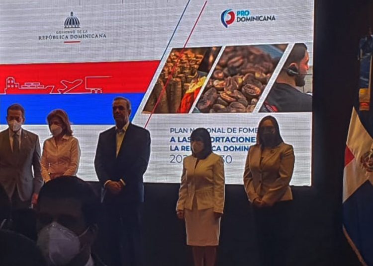Ito Bisonó, Raquel Peña, Luis Abinader, Biviana Ribeiro y Elizabeth Mena.