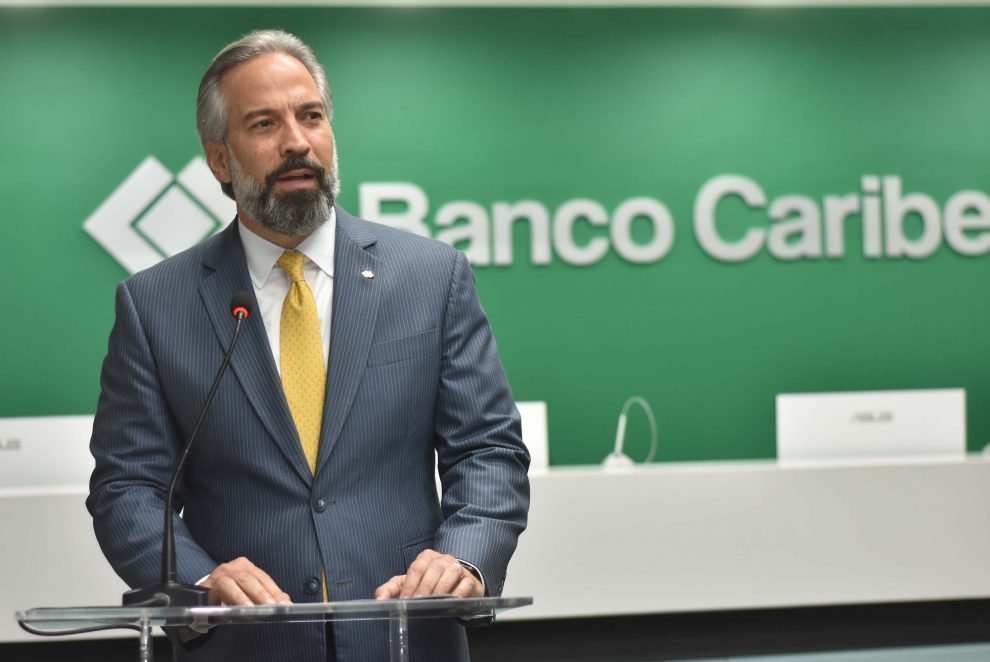foto 3, el presidente ejecutivo de banco caribe, dennis simó, se dirige a los presentes.