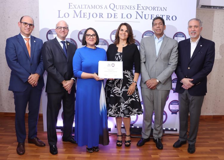 Julia Mateo, de Dominican Tropical Fruits, es nominado por directivos de Adoexpo.