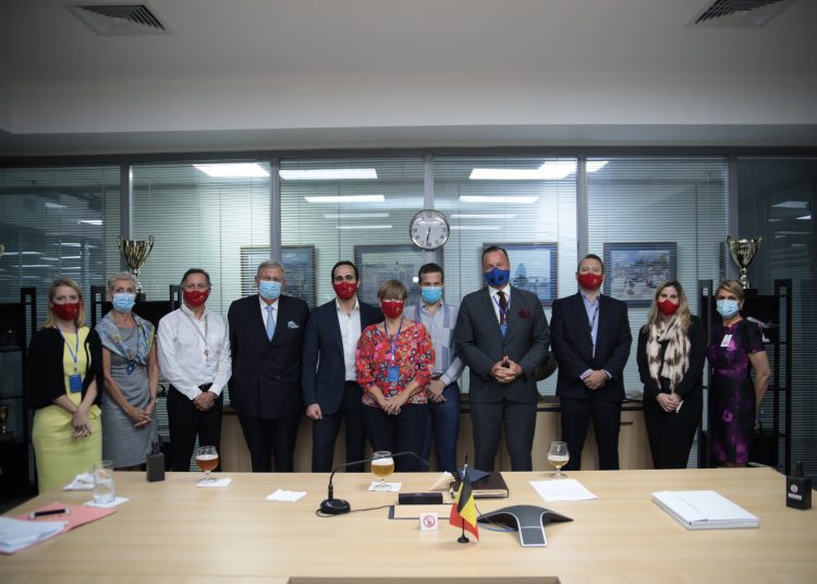 Foto 3, La embajadora Jehanne Roccas y directivos de la nueva cámara domínico-Belga.