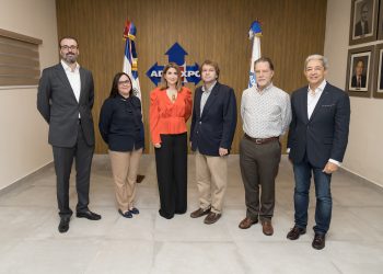 La presidente de Adoexpo, Elizabeth Mena, y otros directivos junto a la homenajeada Odile Miniño Bogaert.