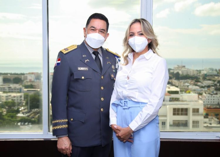 El director de la Policía Nacional, Eduardo A. Then, y la directora ejecutiva de Adesinc, Katia Salomón.