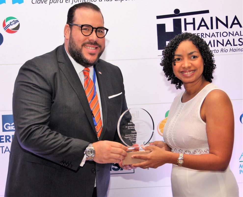 foto 4 july de la cruz, presidenta de basc dominicana entrega certificado de participación a víctor gómez casanova, director de la autoridad portuaria dominicana