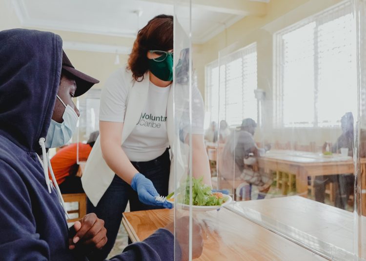 Un miembro del Voluntariado de Banco Caribe colabora en el servicio de Acción Callejera.
