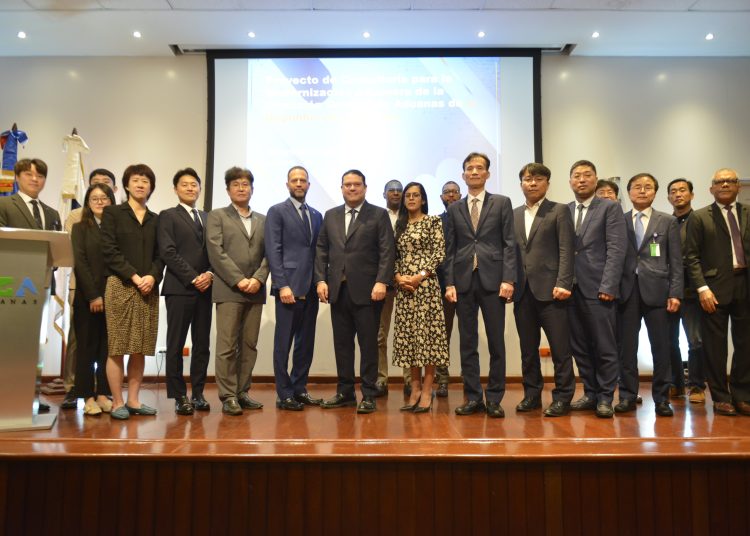 El director de Aduanas, Eduardo Sanz Lovatón, junto a la misión de 11 miembros, representantes de las dos instituciones asiáticas, que estuvieron realizando el levantamiento 'in situ' con el equipo de la DGA.