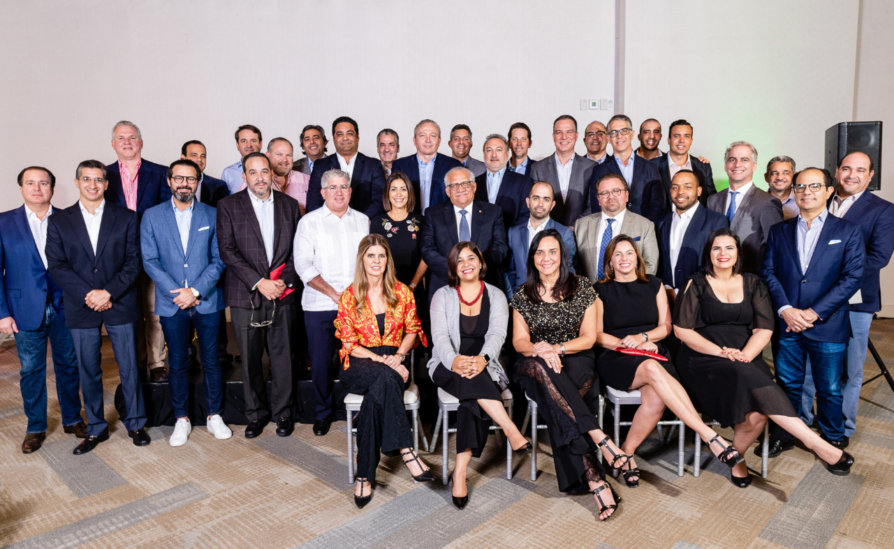 foto grupal miembros y ejecutiva de eo dr junto al ing. ernesto izquierdo