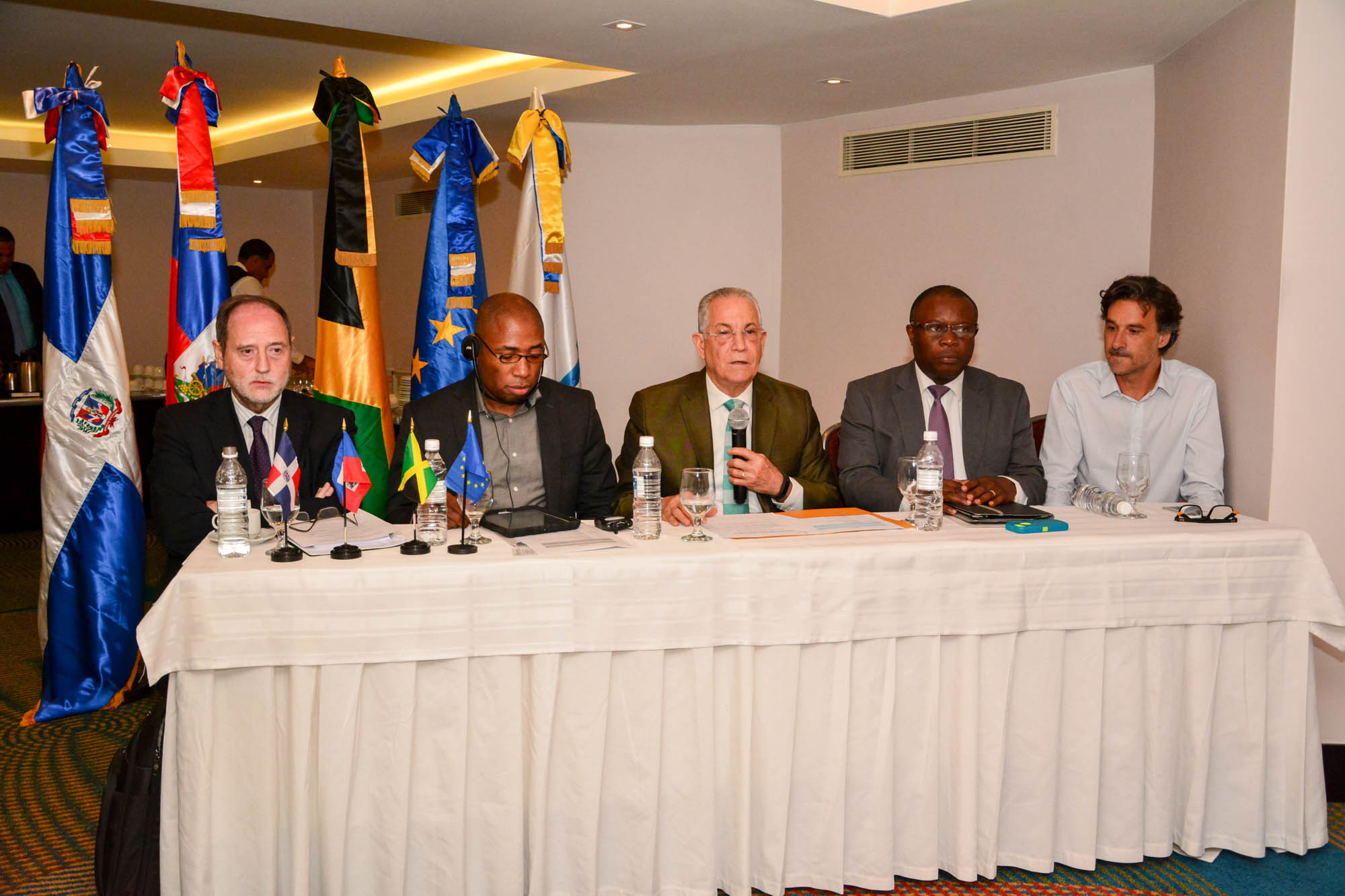 foto pcm 0799 el embajador antonio vargas hernández pronuncia las palabras de bienvenida el acto de apertura del taller. (1)