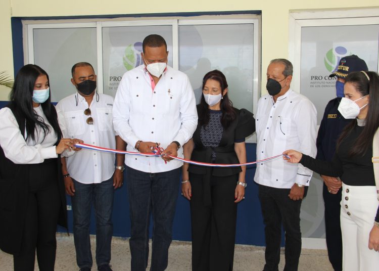 El director ejecutivo de Pro Consumidor, Eddy Alcántara, corta la cinta que deja inaugurada la oficina de la entidad en esta comunidad.