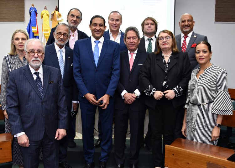 Fernando González Nicolás, decano del cuerpo consular y cónsul de Malasia, el profesor Iván Gatón junto a parte de los cónsules que asistieron. Fuente externa.