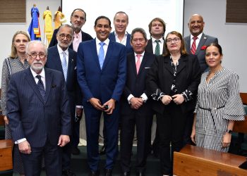 Fernando González Nicolás, decano del Cuerpo Consular y cónsul de Malasia, Iván Gatón junto a parte de los cónsules que asistieron. Fuente externa.