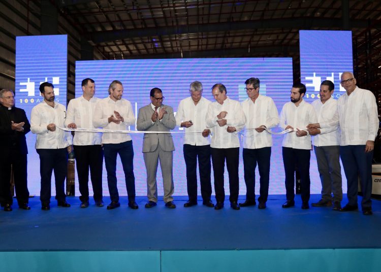 Ejecutivos de E.T. Heinsen realizan corte de cinta junto a Johannes Kelner, viceministro de Industria y Comercio, Eduardo Rodríguez, de la DGA y el padre Jaime Guixá. - Fuente externa.