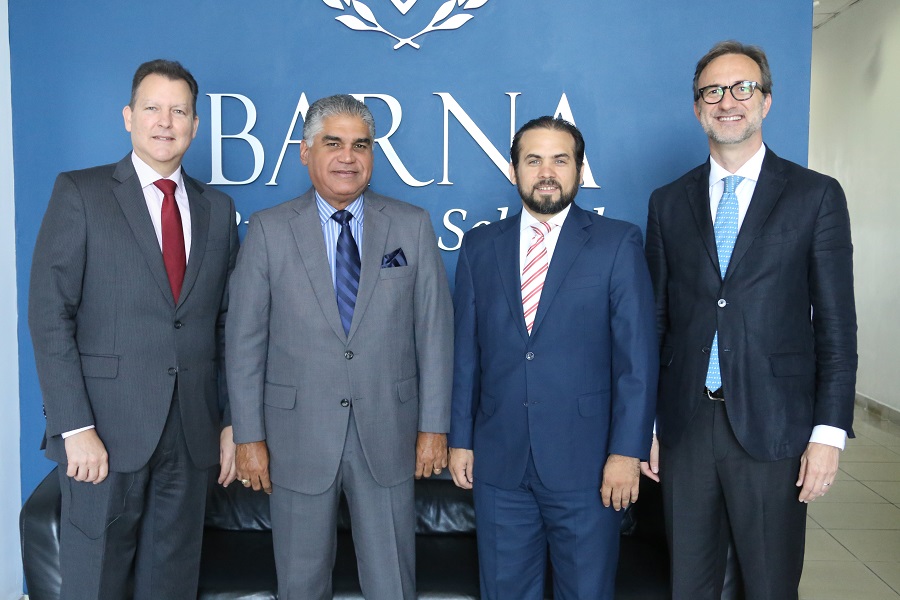 foto principal lic. oscar gómez, el viceministro de turismo lic. fausto hernandez, el rector ryan larrauri y dr. pablo amez director de programas ejecutivos cerca