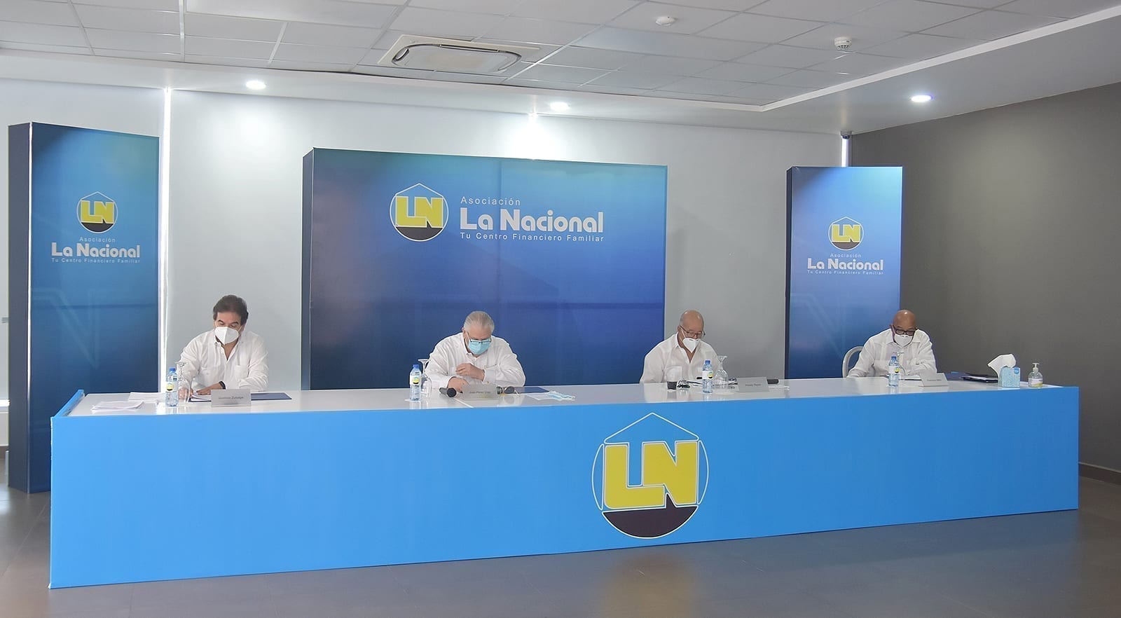 foto principal presidente de la junta de directores de la asociación nacional, freddy reyes, dirige la asamblea general ordinaria anual de asociados, le acompañan altos funcionarios