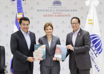 Entrega de estudio de carga turística al ministro de Turismo, David Collado y a la vicepresidenta Raquel Peña por parte del director de la DGAPP, Sigmund Freund.