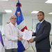 El director nacional de Mensuras Catastrales, agrimensor Ridomil Rojas, recibe de Bolívar Troncoso Morales, director nacional del IGN-JJHM, la certificación de las CORS. | Fuente externa.