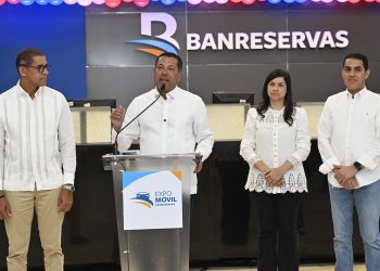 El subadministrador de Negocios de Banreservas, Ysidro García,  lo acompañan Pablo de la Rosa, director general de Negocios Personales; Patricia Rivera, y Robinson Portorreal, director senior de Gestión de Negocios Personales. | Fuente externa.