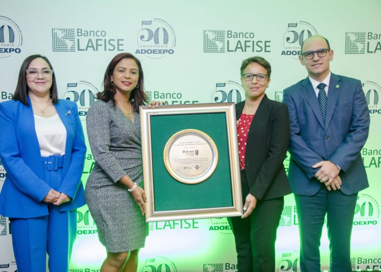 Elizabeth Mena, Wendy Villa, Sarah Pineda y Edgar Del Toro.